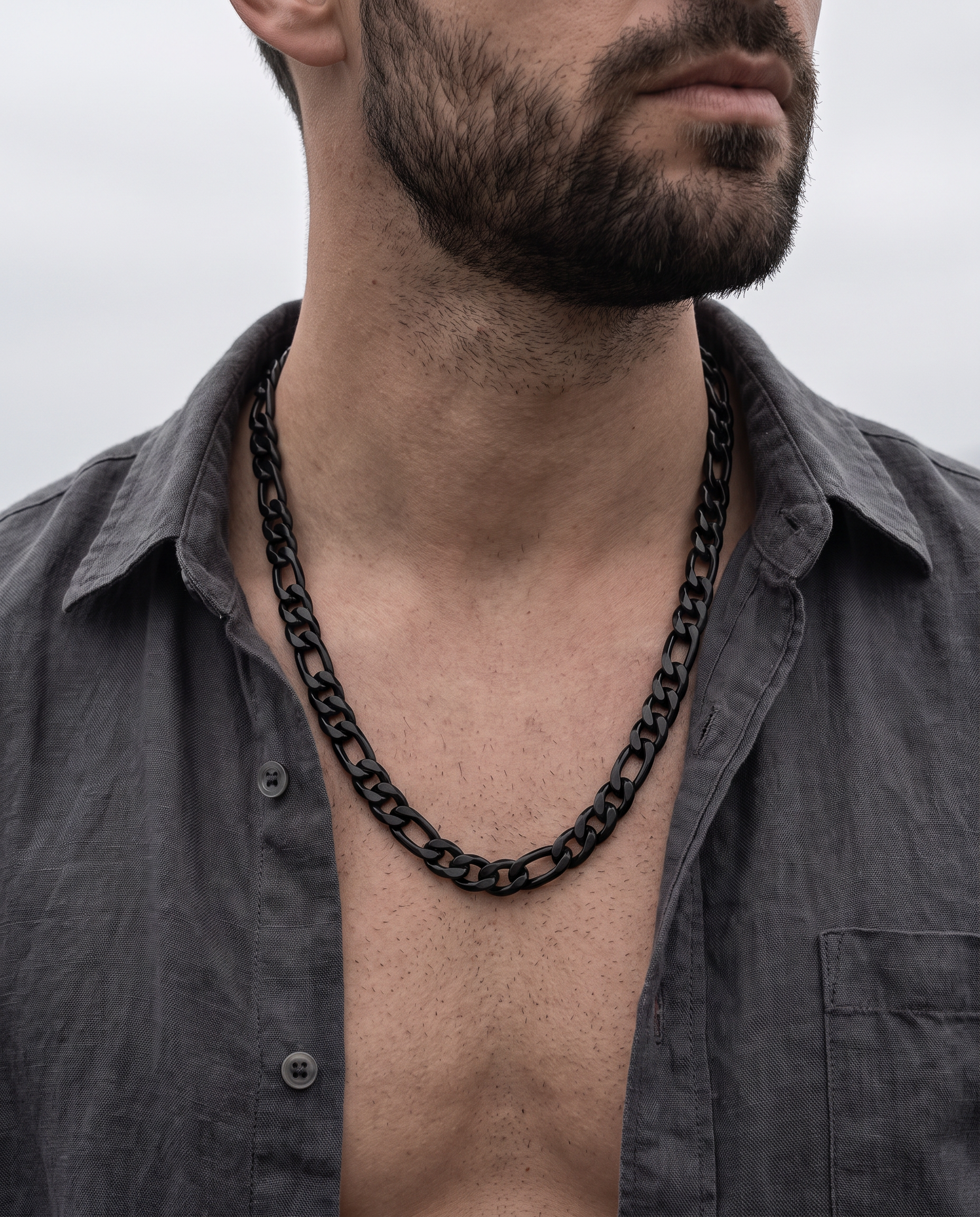 Man wearing the Sarveni Corvus black figaro chain